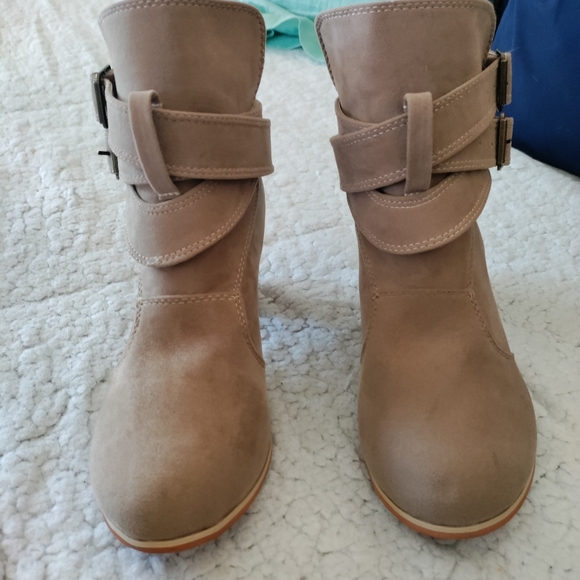 Cute strappy tan booties - Picture 7 of 10